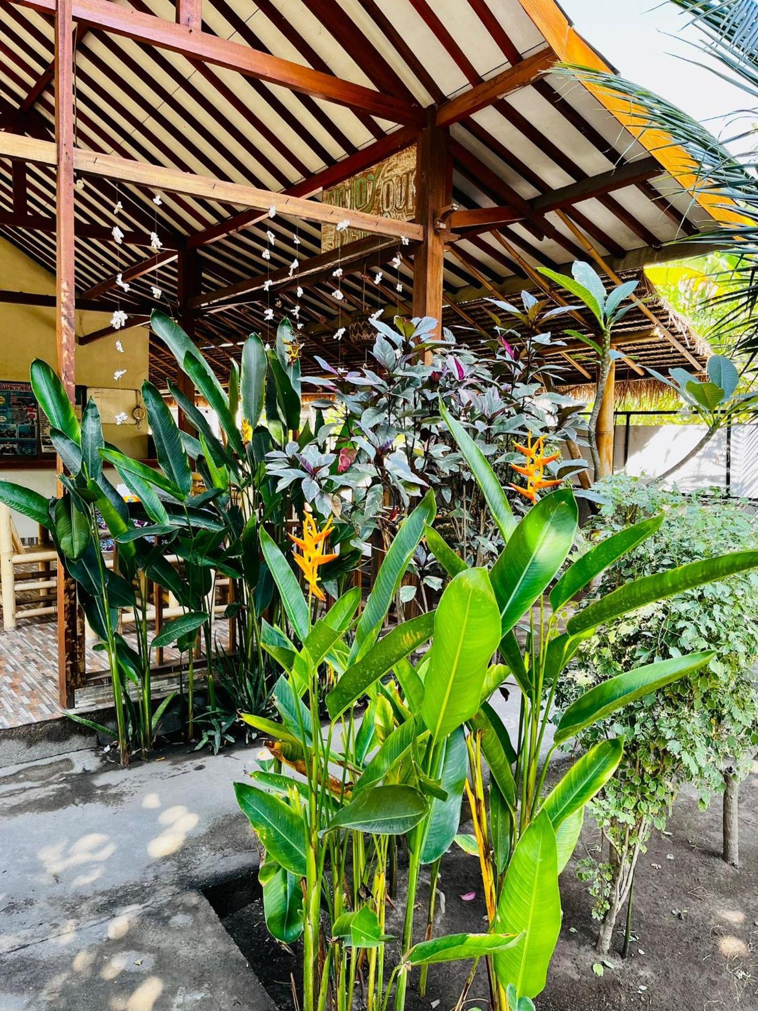 Florine'S Garden Hotel Gili Air Exterior photo